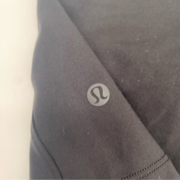 Lululemon On The Fly Shorts 2.5" Size 2 Black - Picture 4 of 5